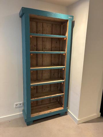 Boekenkast steigerhout blauw geverfd