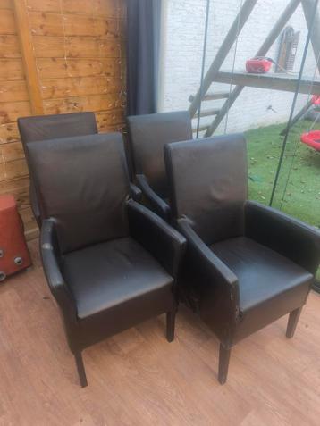 Gratis: 7 stoelen (4 bruin leer, 3 hout/bordeaux)