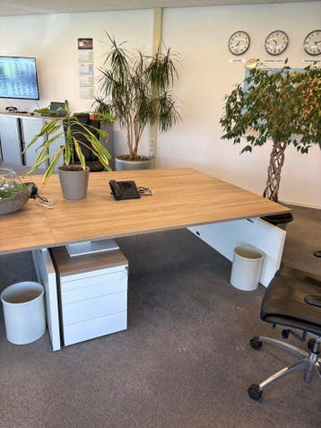 Gratis Bureaueiland 2x Groot bureau (180x80) met ladeblok