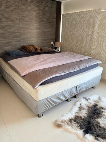 Comfortabel tweepersoons boxspringbed met topper