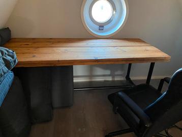 Mooie robuuste ,verrijdbare tafel