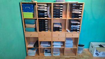 Houten opbergkast met lades, glazen deurtjes en planken