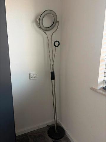 Moderne staande lamp met ringvormige LED-verlichting