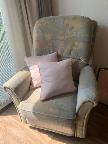 Gratis elektrische fauteuil met nette stoffen bekleding