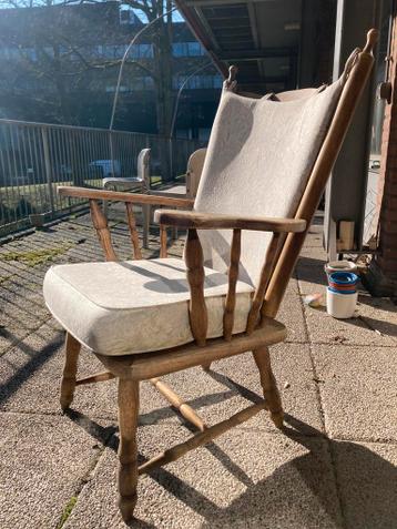 GRATIS! 2 houten stoelen met kussens