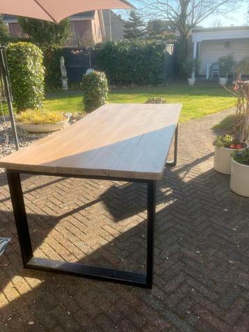 Robuuste eettafel massief hout met ijzeren U-poten