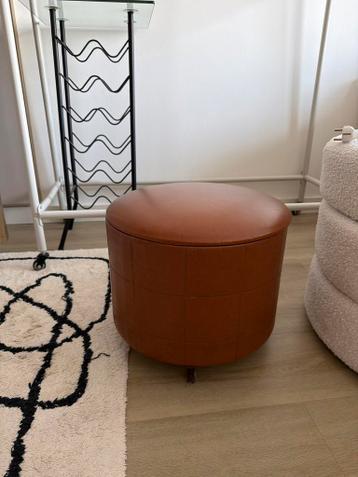 GRATIS - Bruine leren poef met opbergruimte