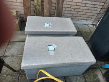 Twee opbergboxen. Zijn van stof. Gratis op te halen.