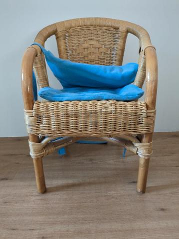 Leuke rotan kinderstoel met blauw kussen