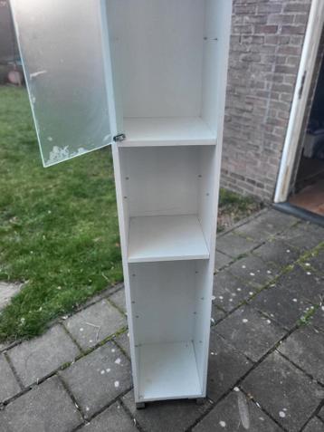 Gratis hoog badkamerkastje met glazen deurtjes