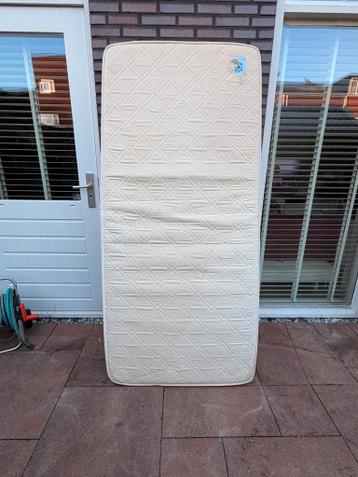 Gratis stevige logeermatras 90x200 cm