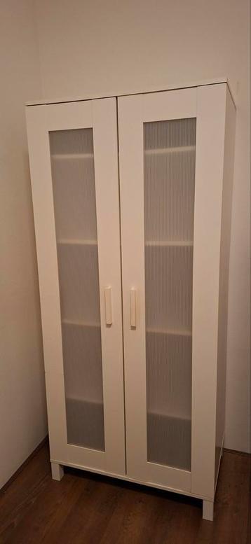 Witte kast met plexiglas deuren.