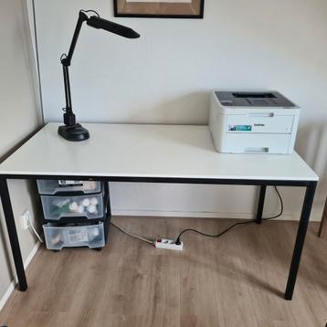 Witte tafel met zwart onderstel 150 x 75
