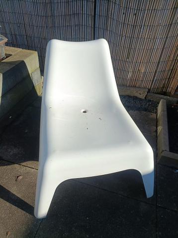 Witte kunststof stoel