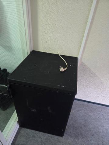 Gratis af te halen: Zwart geverfde diepvries, werkt nog