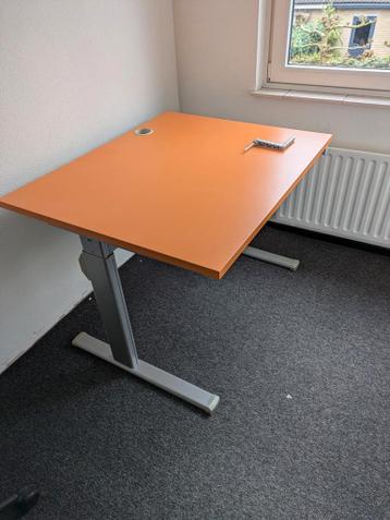 Bureau buro in hoogte verstelbaar