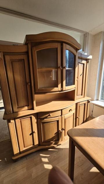 Gratis af te halen: Robuuste houten meubels in Haarlem