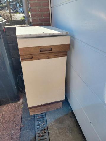 Klein stevig kastje marmer bovenblad GRATIS af te halen