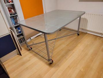 Bureau met matglazen blad en metalen onderstel op wielen