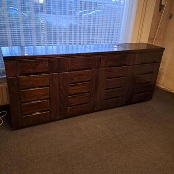 Robuust houten dressoir met veel opbergruimte