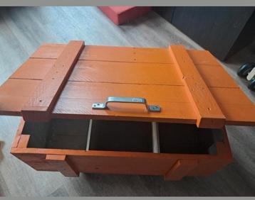 Oranje houten kist op wielen - Handig en decoratief