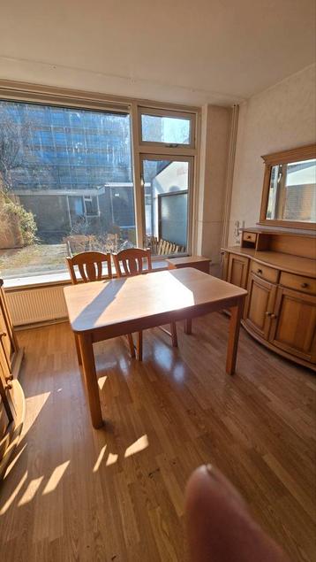 Complete Eikenhouten Eetkamerset met Dressoir en Vitrinekast