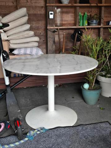 marmeren eettafel met breuk