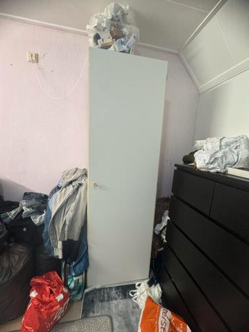Witte kledingkast met sleutel