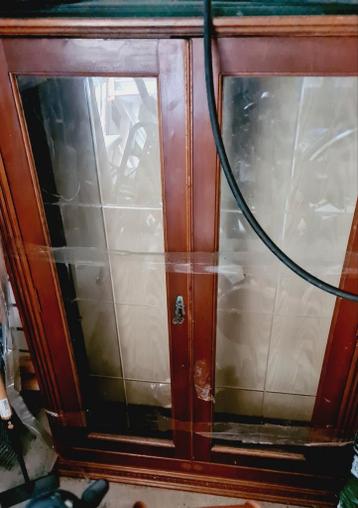 Vintage houten vitrinekast met glazen deuren