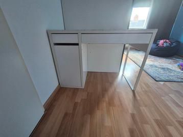 GRATIS Wit bureau met lade en opbergvak