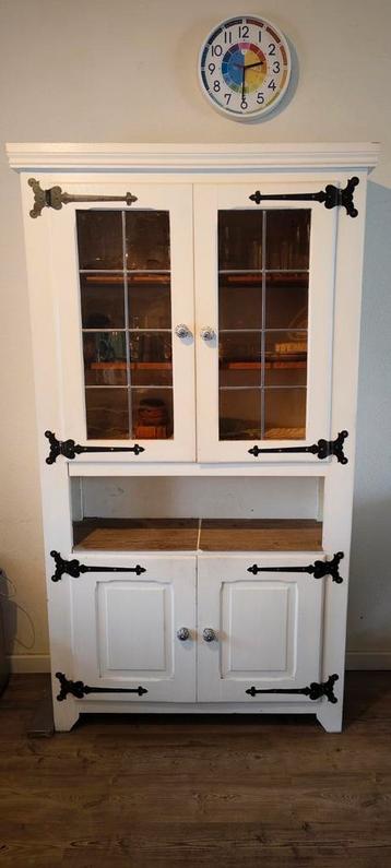 GRATIS Buffetkast - Wit met Zwart Beslag