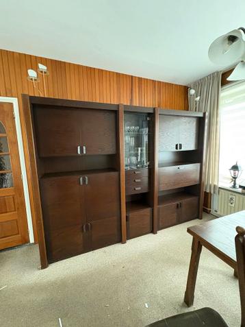 GRATIS Ruime houten kast met vitrine en veel opbergruimte