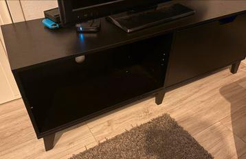 Gratis - Zwarte TV-kast met opbergruimte