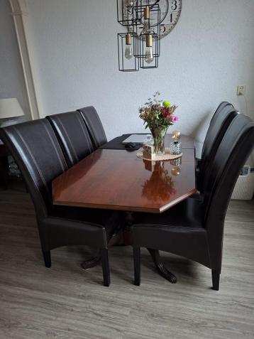 Tafel met 6 stoelen