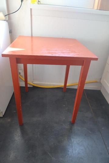 Klein rood tafeltje