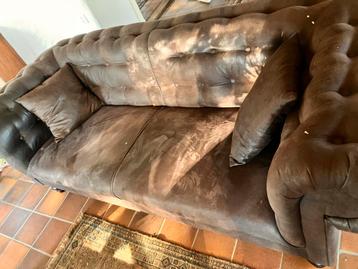 Chesterfield bank met beschadigde leuning