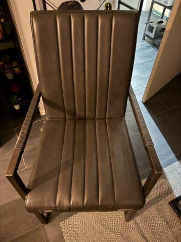 4 leren eetkamerstoelen - 2 goed, 2 beschadigd (gratis)