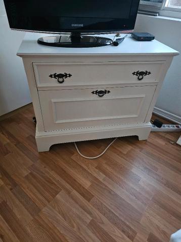 MOOI TVMEUBEL WIT/KASTJE GRATIS AFHALEN TOT 5 MAART