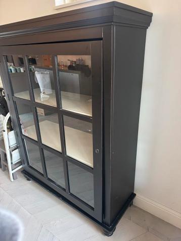 Zwarte kast met glazen deuren - 2 stuks gratis ophalen