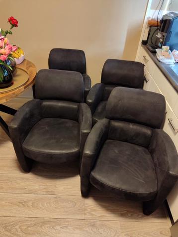 GRATIS: Set van 4 donkerbruine stoelen