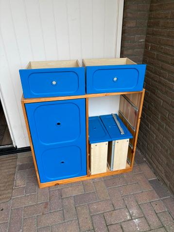Houten kastje met blauwe lades en opbergvakken