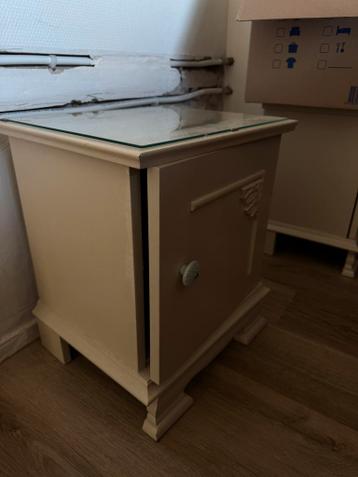 2 beige nachtkastjes