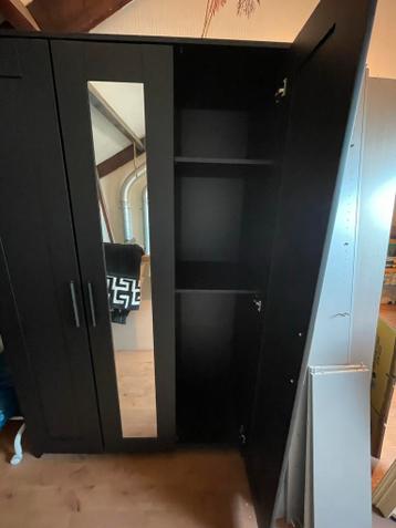 Zwarte kledingkast met spiegel, hang- en leggedeelte