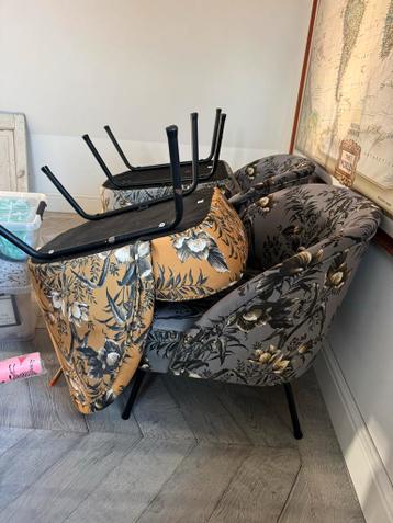 Gratis 4 Fauteuils - 3 Grijs, 1 Geel met Bloemenprint