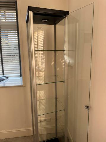 Glazen vitrinekast met verlichting gratis ophalen