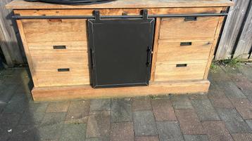 Houten Dressoir met Industrieel Zwartmetalen Schuifdeur