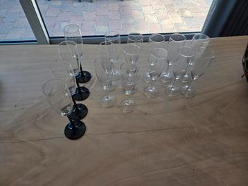 Set van 16 champagneglazen, 4 deels met zwarte voet