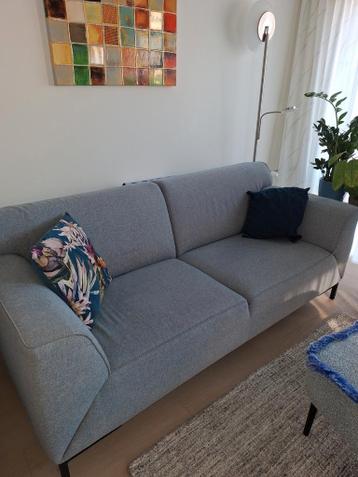 Gemeleerde blauwe tweezitsbank