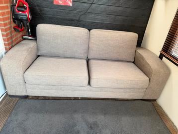 GRATIS!! Comfortabele 2-zits bankstel in lichte stof