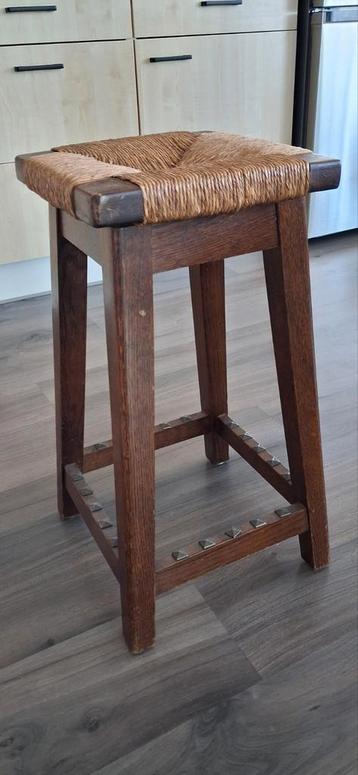 Eikenhouten barkruk met rieten zitting, zithoogte 63 cm
